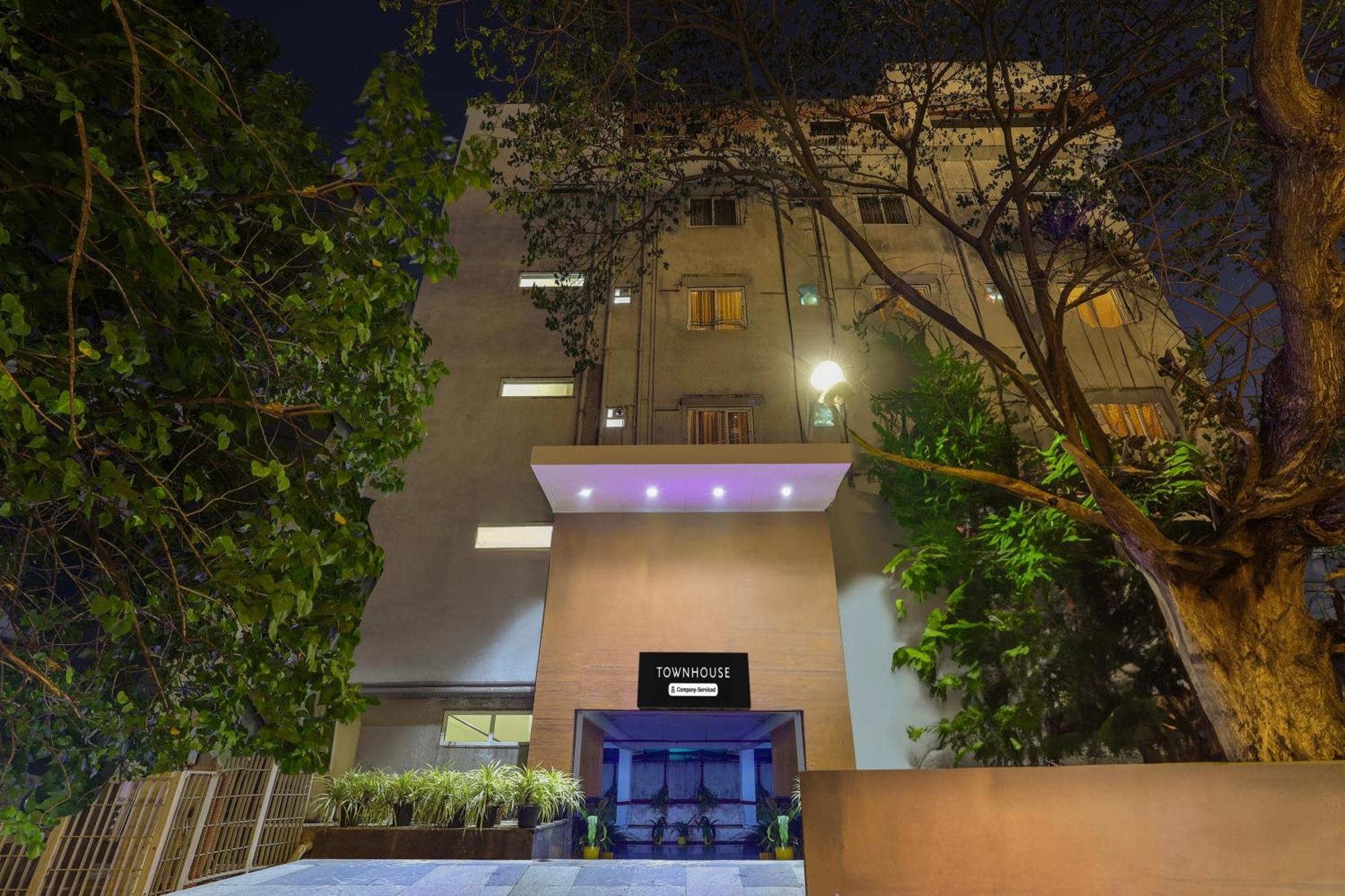 ホテル Super Townhouse ヴィシャーカパトナム エクステリア 写真